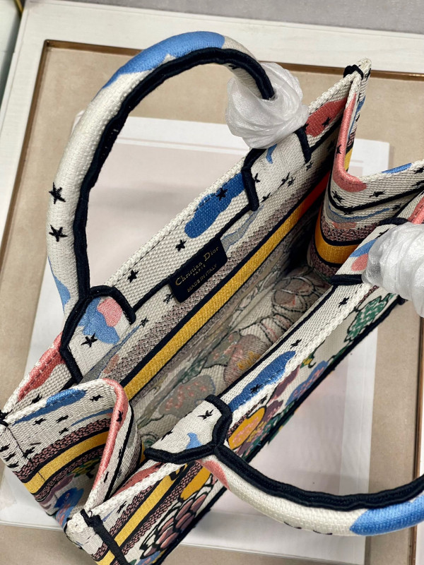 small D*or book tote