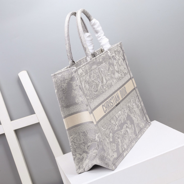 large D*or book tote