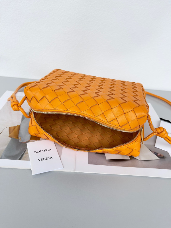 Bo*te*ga ve*ne*ta small loop camera bag