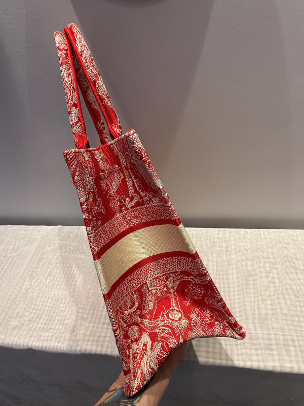 medium D*or book tote