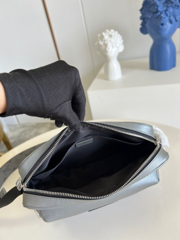 l**is V*t*n outdoor messenger