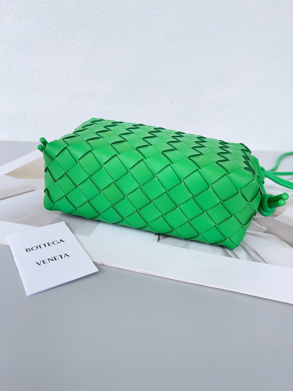 Bo*te*ga ve*ne*ta mini loop camera bag