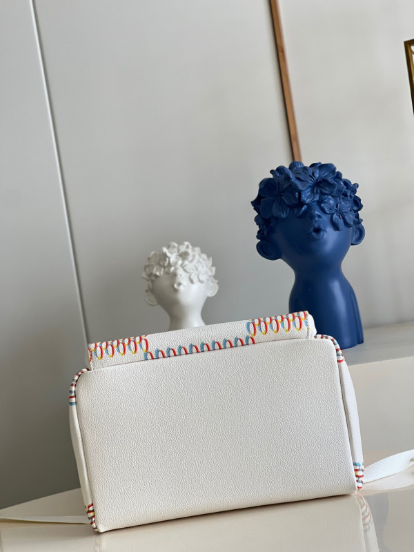 l**is V*t*n racer backpack