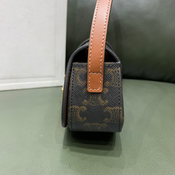 Ce**e clutch on strap