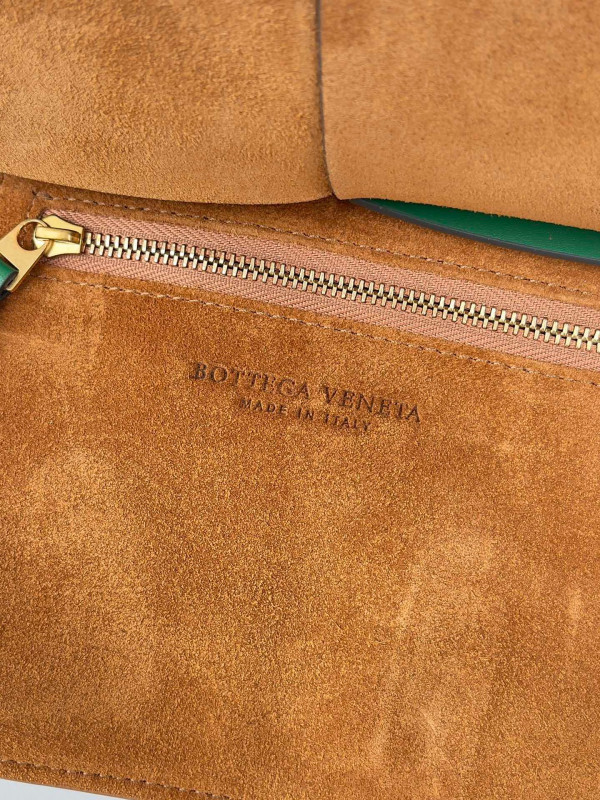 Bo*te*ga ve*ne*ta mini arco