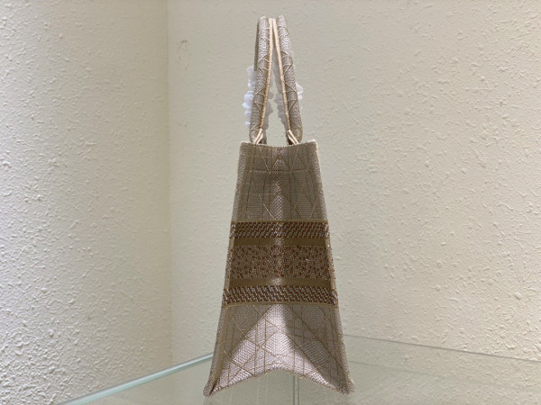 medium D*or book tote