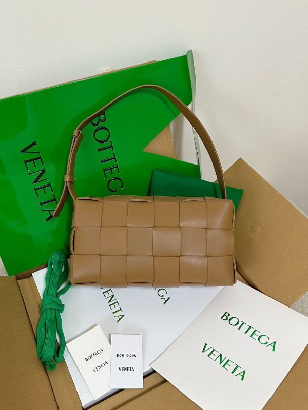 Bo*te*ga ve*ne*ta brick cassette