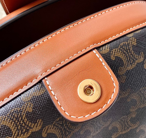 Ce**e toiletry in triomphe canvas