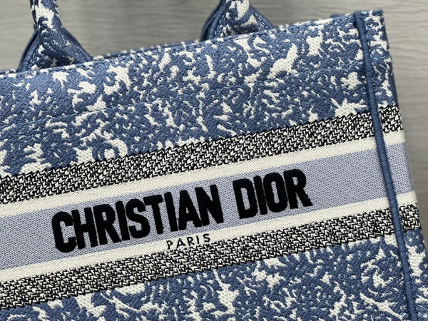 small D*or book tote