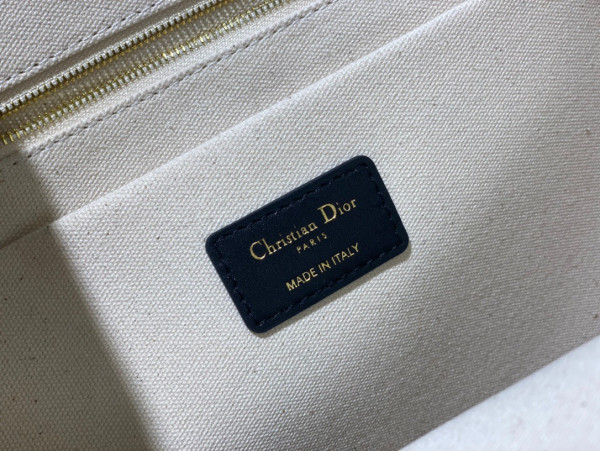 large D*or book tote