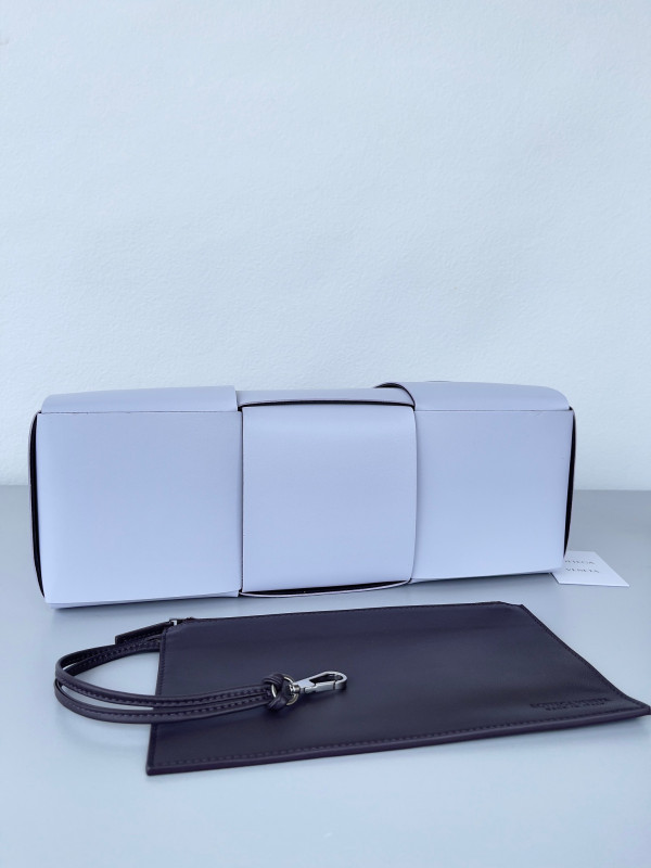 Bo*te*ga ve*ne*ta arco medium tote