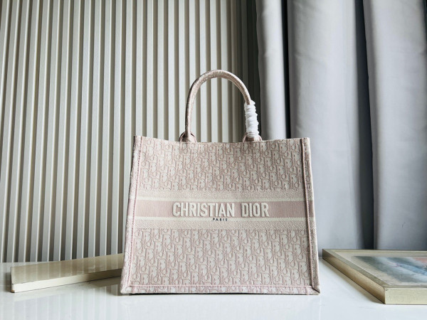 large D*or book tote