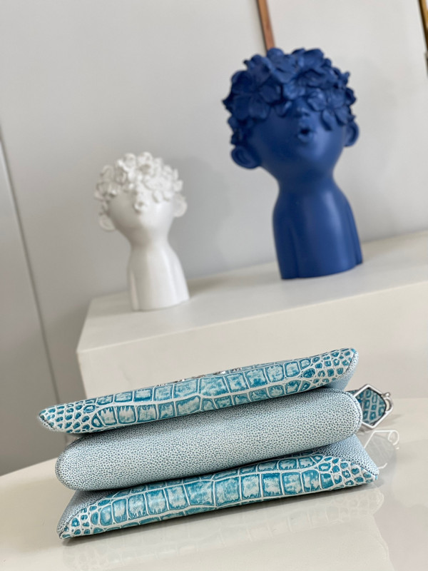 l**is V*t*n coussin pm