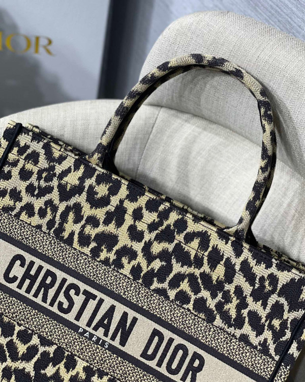 medium D*or book tote