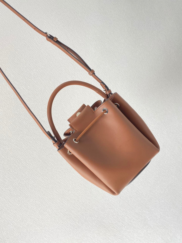 B**rry bucket bag