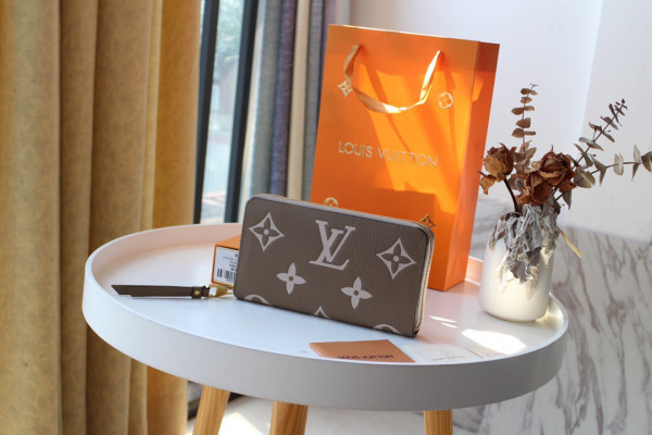 l**is V*t*n zippy wallet