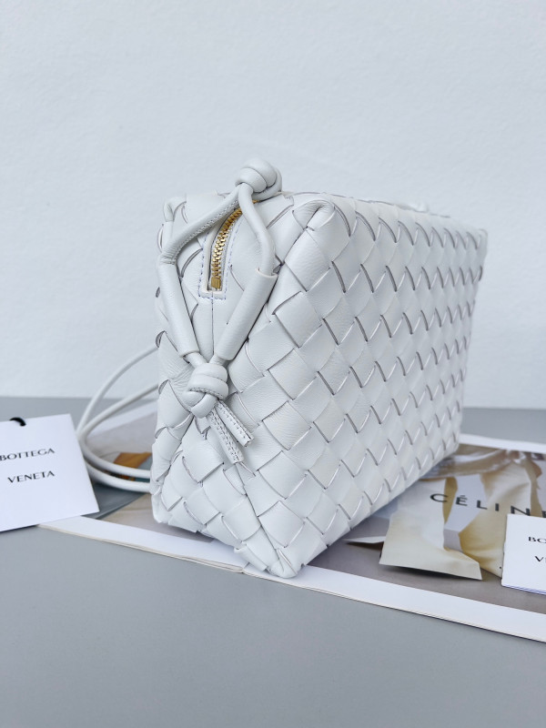 Bo*te*ga ve*ne*ta small loop camera bag