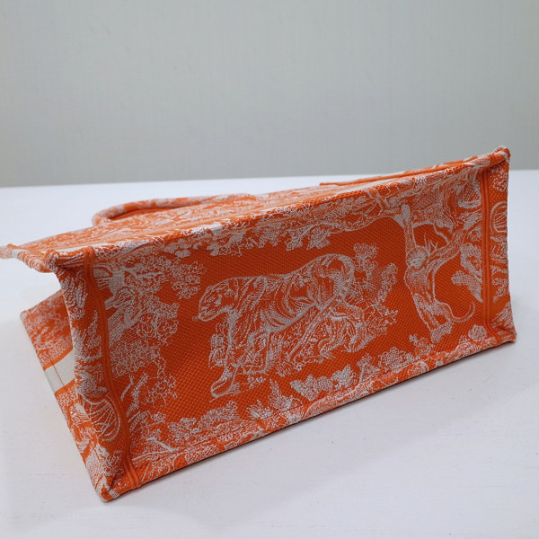 medium D*or book tote