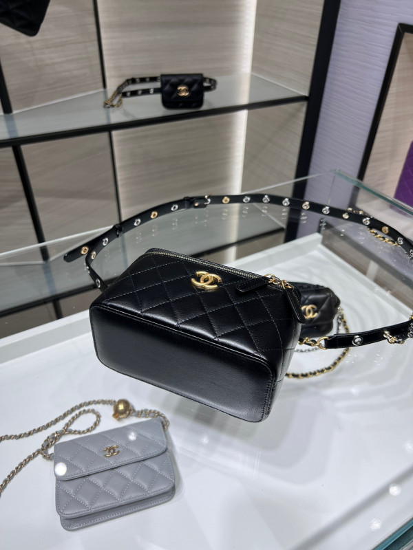 CL VANITY WITH CHAIN