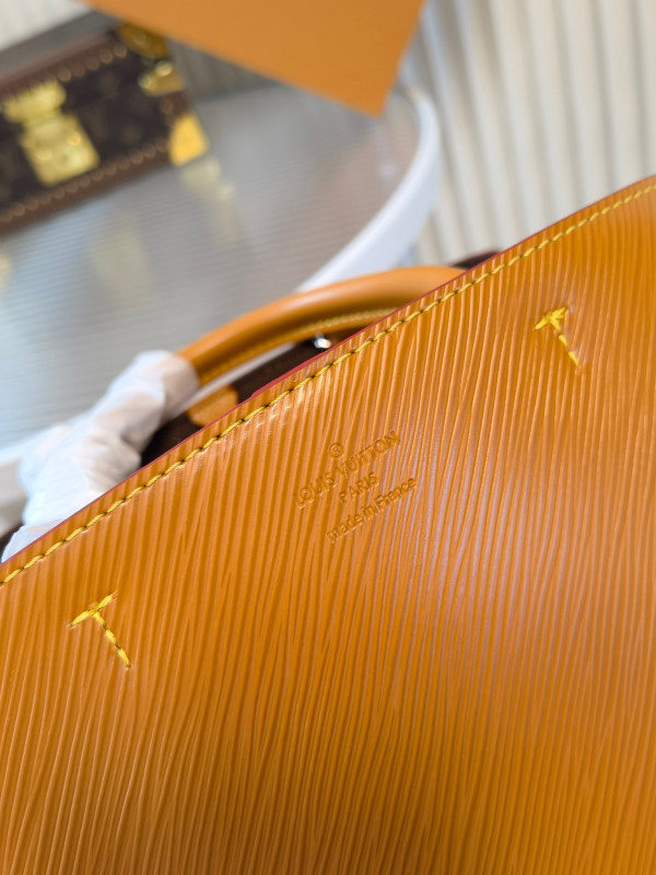 l**is V*t*n marelle tote bb