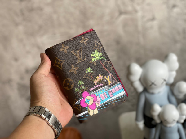 l**is V*t*n passport cover