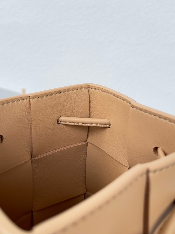 Bo*te*ga ve*ne*ta mini cassette bucket bag