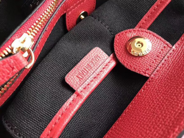 B**rry the medium banner in leather and house check