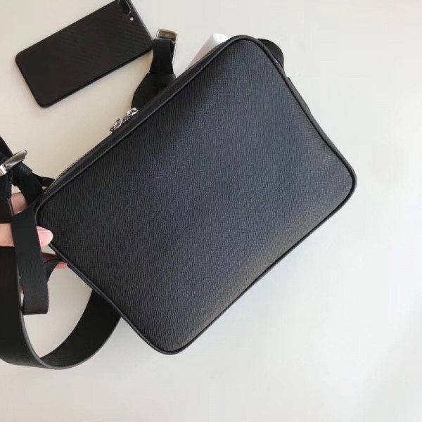 l**is V*t*n outdoor messenger pm