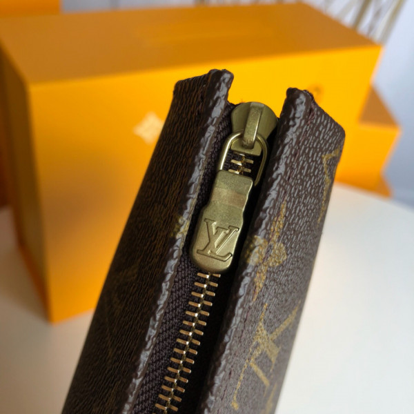 l**is V*t*n toiletry pouch 26