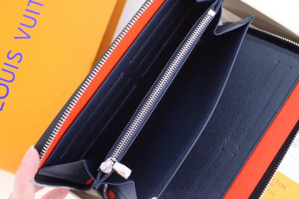 l**is V*t*n zippy wallet