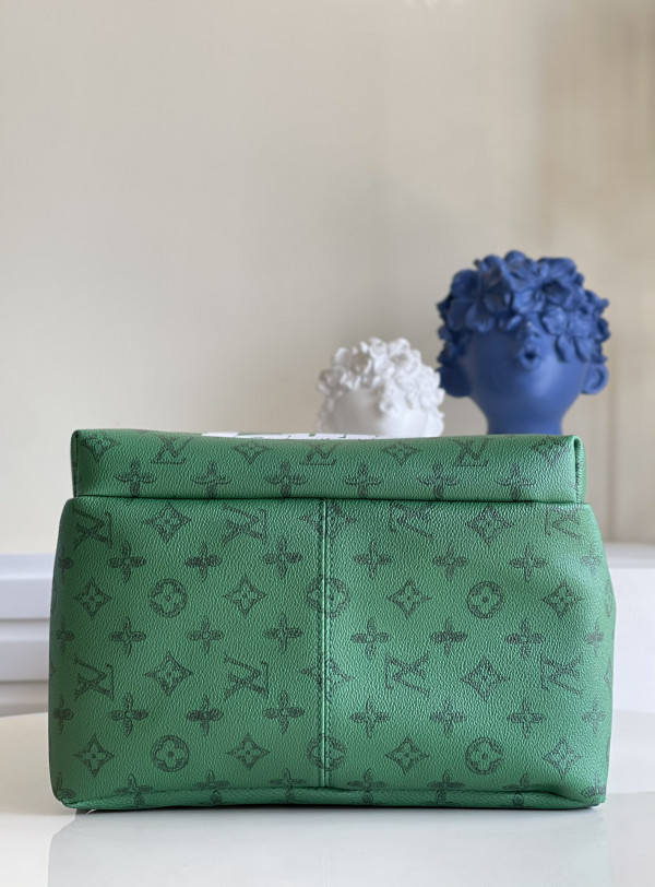 l**is V*t*n discovery backpack