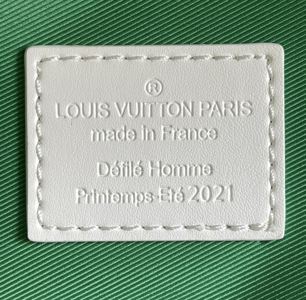 l**is V*t*n discovery backpack