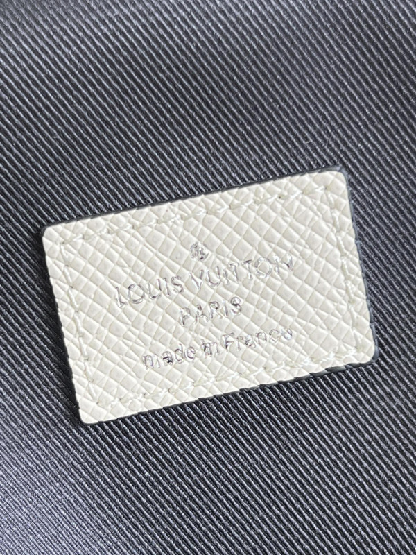 l**is V*t*n avenue sling bag