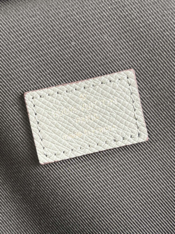 l**is V*t*n avenue sling bag