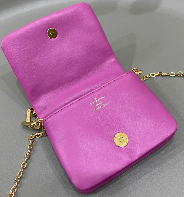 l**is V*t*n beltbag coussin