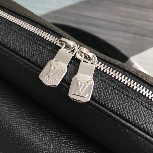 l**is V*t*n outdoor messenger