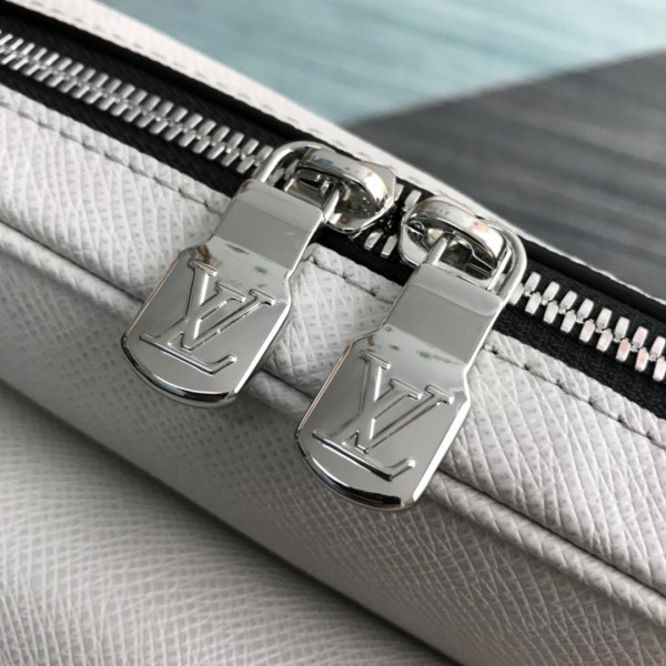 l**is V*t*n outdoor messenger