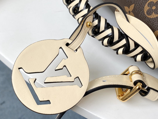 l**is V*t*n pochette metis