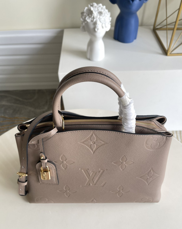 l**is V*t*n grand palais