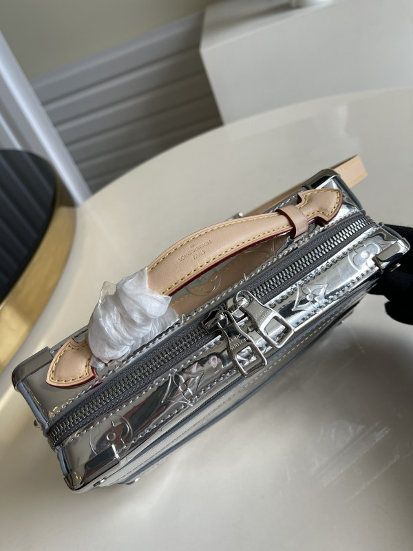 l**is V*t*n handle trunk