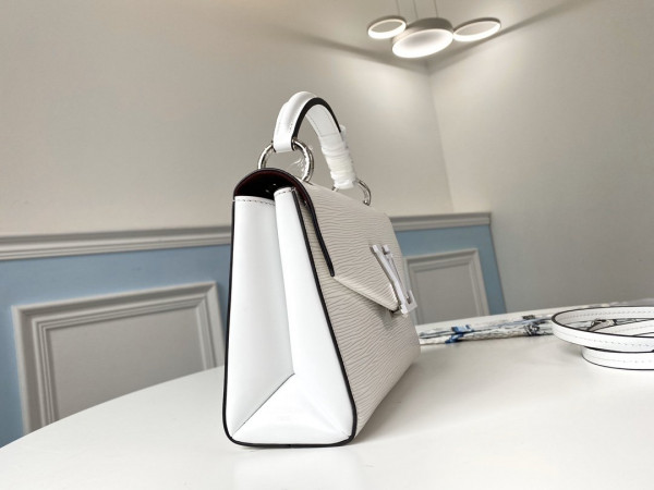 l**is V*t*n pochette grenelle