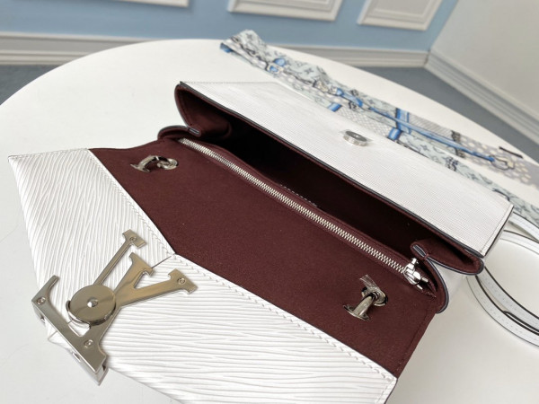 l**is V*t*n pochette grenelle