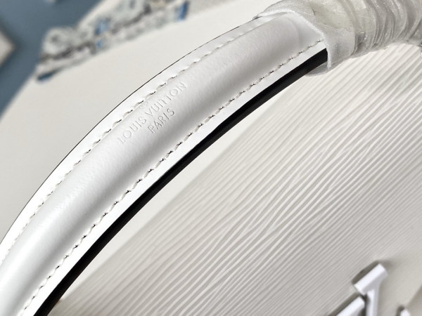 l**is V*t*n pochette grenelle