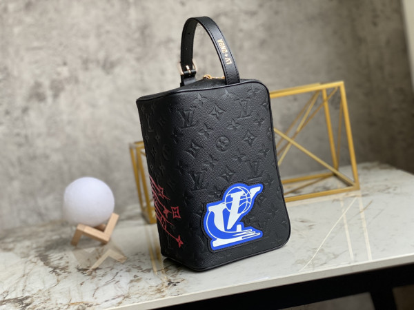 l**is V*t*n lvxnba cloakroom dopp kit
