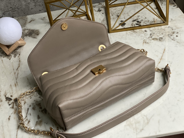 l**is V*t*n new wave chain bag