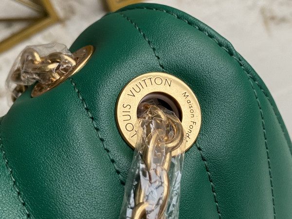 l**is V*t*n new wave chain bag