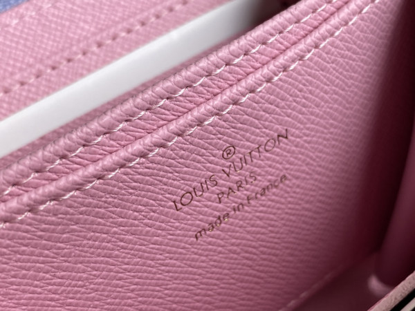 l**is V*t*n zippy coin purse