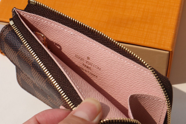 l**is V*t*n card holder recto verso