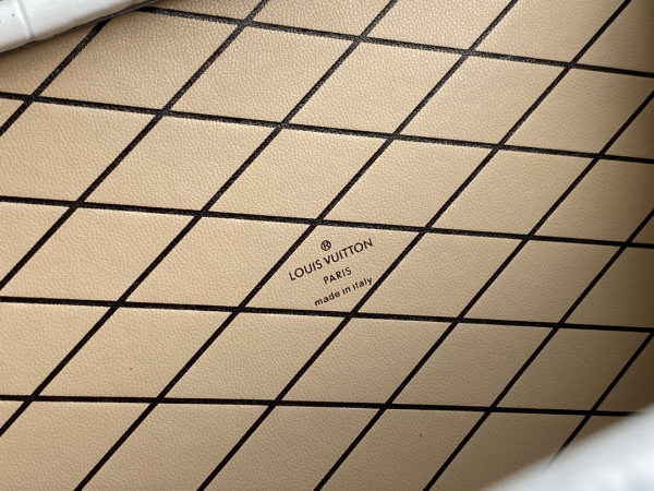 l**is V*t*n petite malle