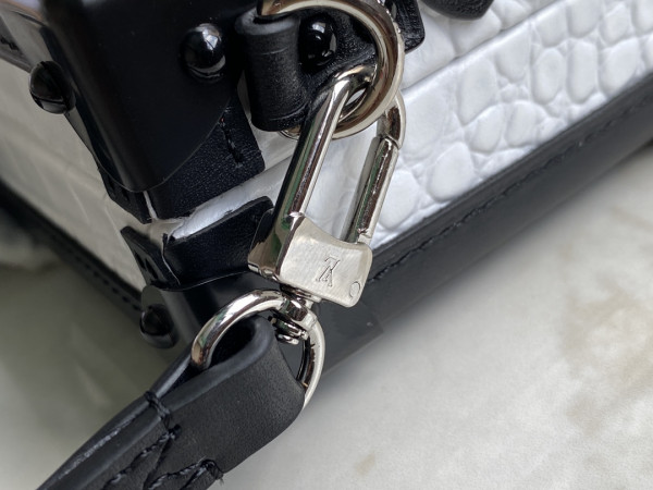 l**is V*t*n petite malle